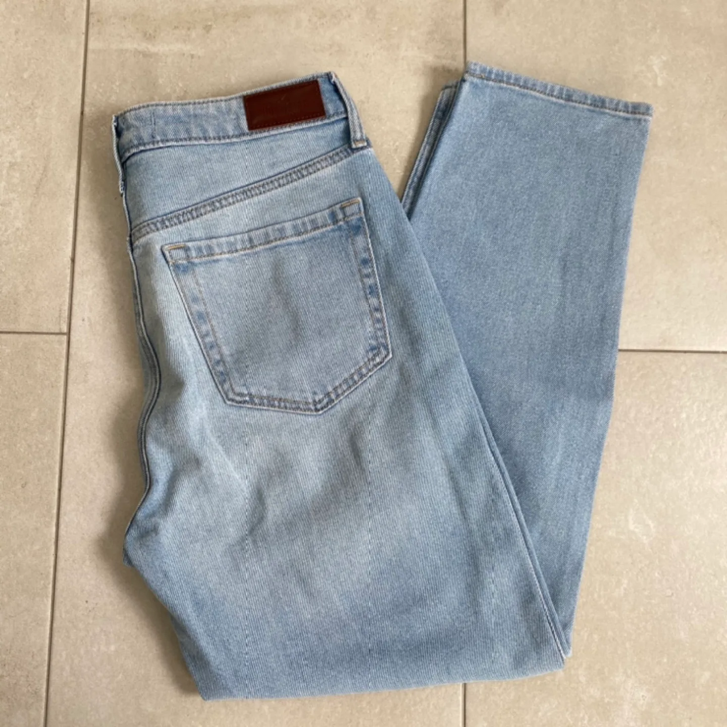 Hollister Ultra High-Rise Mom Jeans image indicator(5)