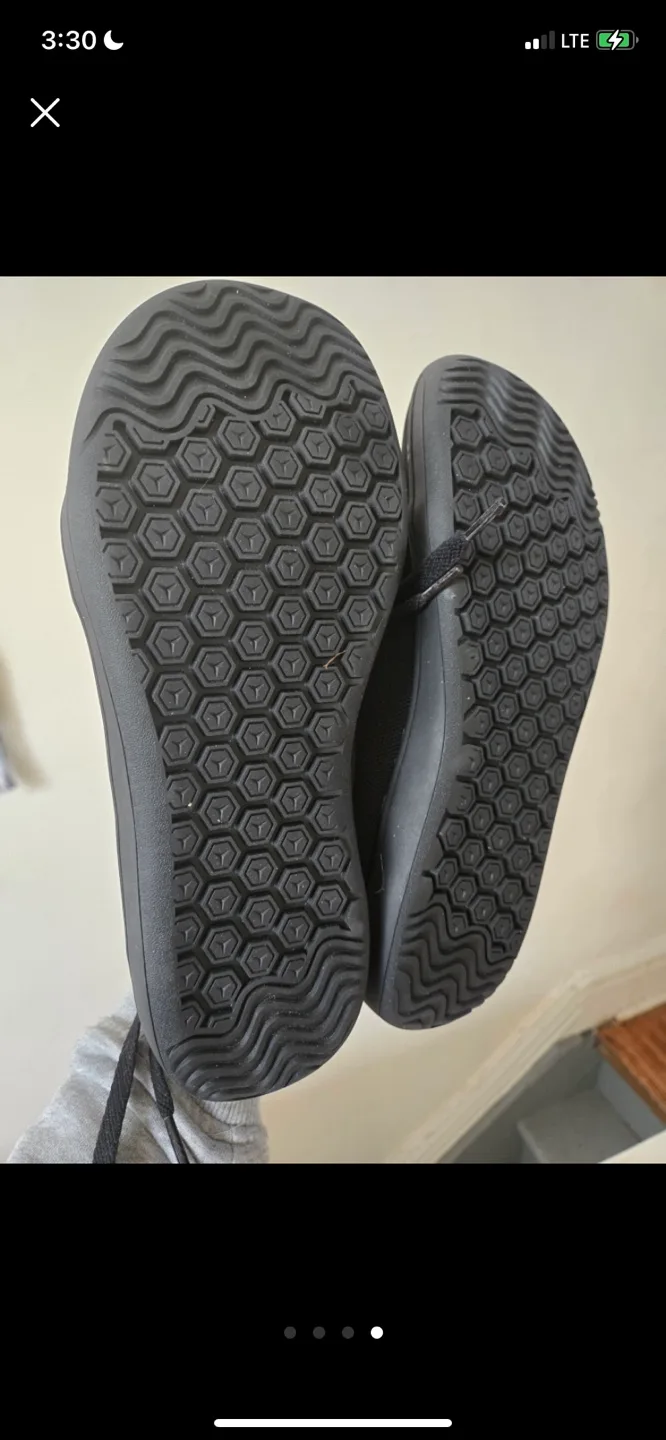 NEW women’s sneakers size 9 image indicator(4)