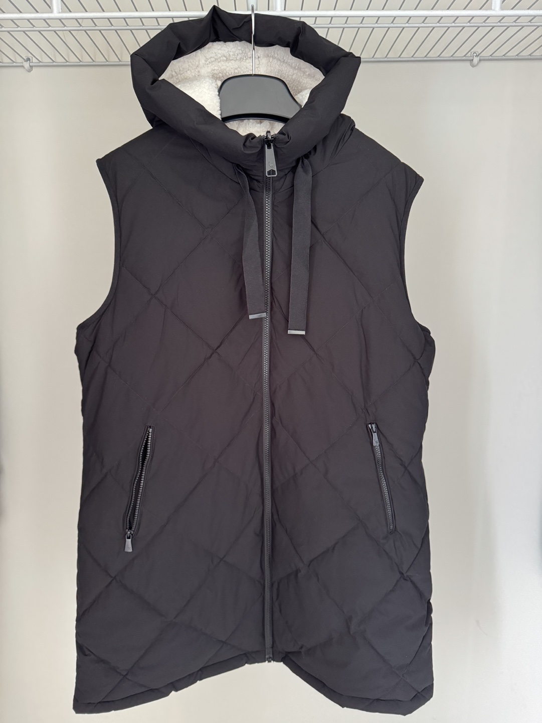Koolaburra by UGG Women's Black Quilted Vest with Sherpa Lining