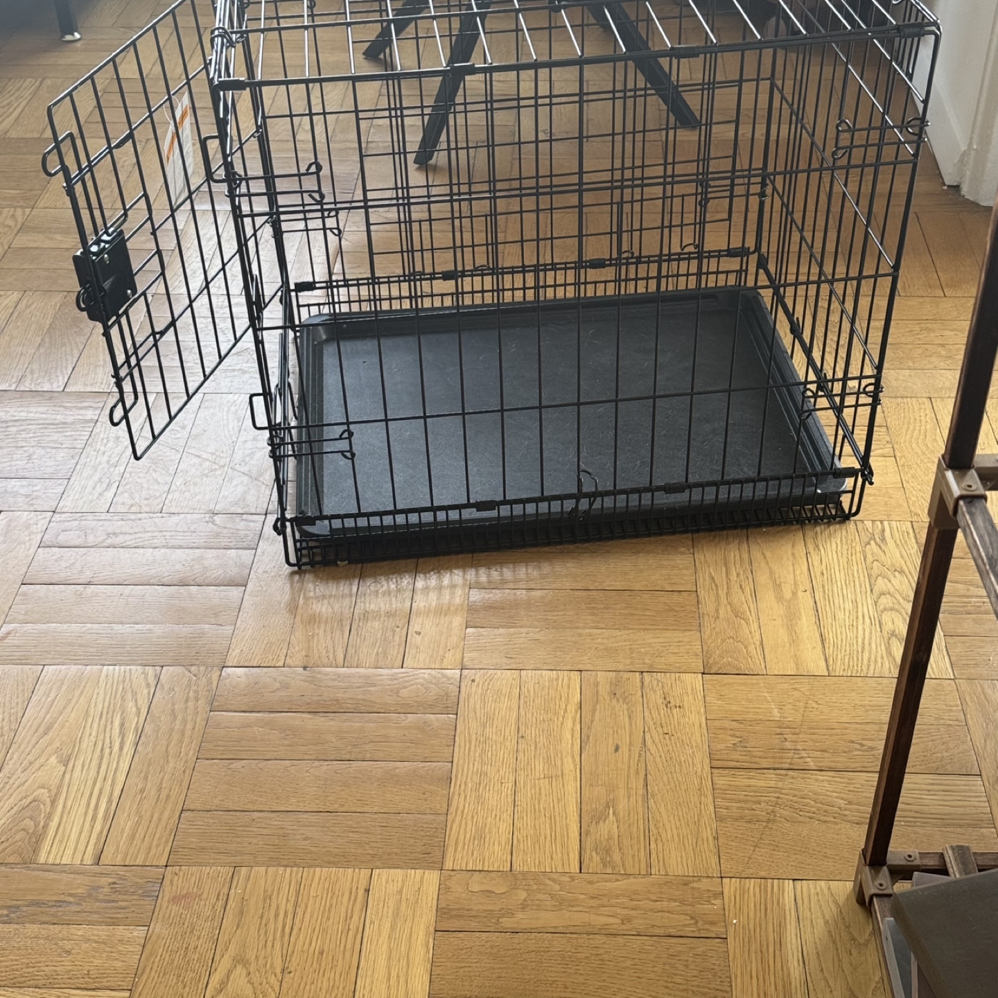 Black wire dog crate with tray - photo 2