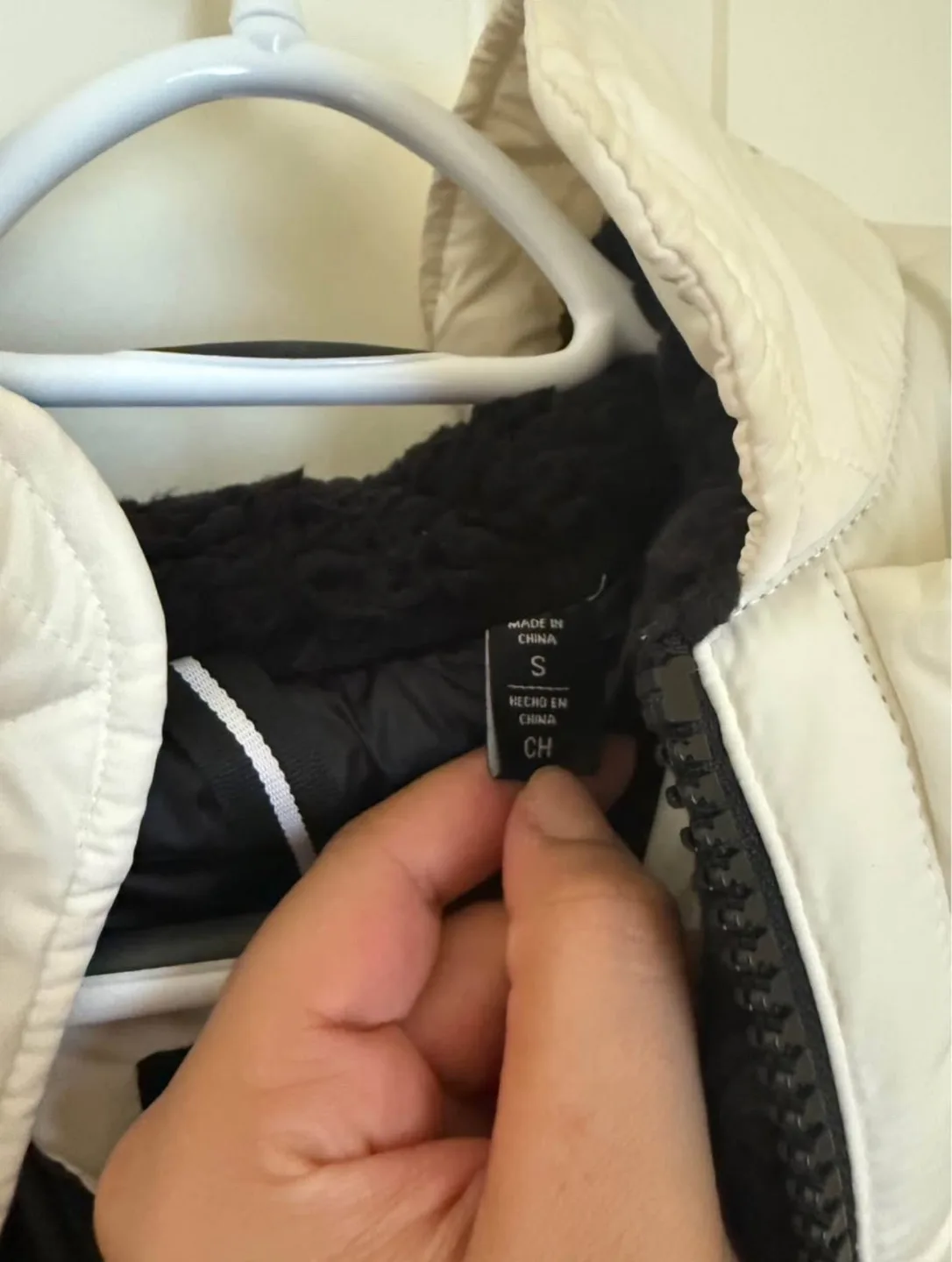 DKNY White Puffer Jacket Size Small image indicator(3)