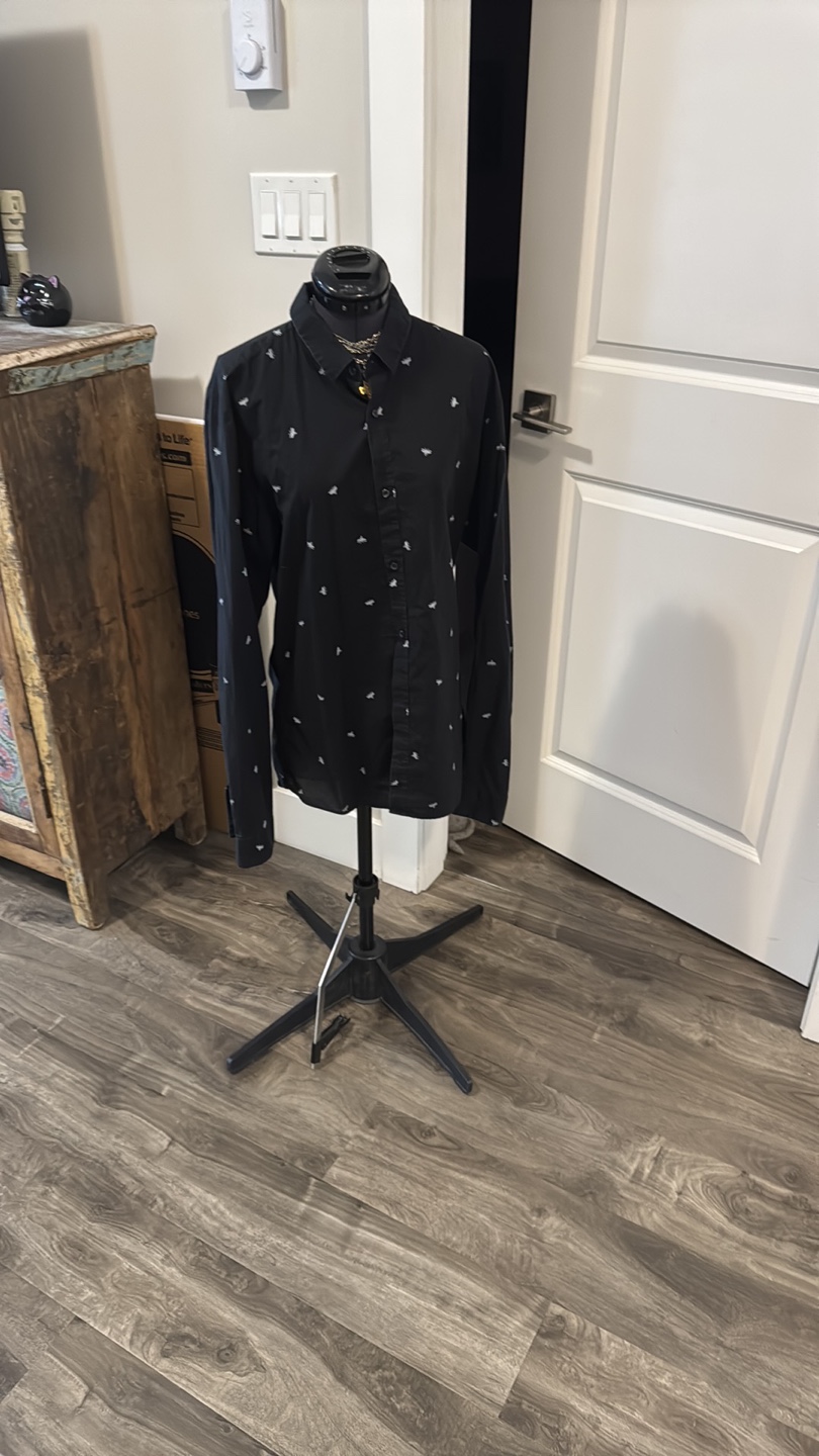 Hugo boss 100% cotton & bee 🐝 embroidery - med