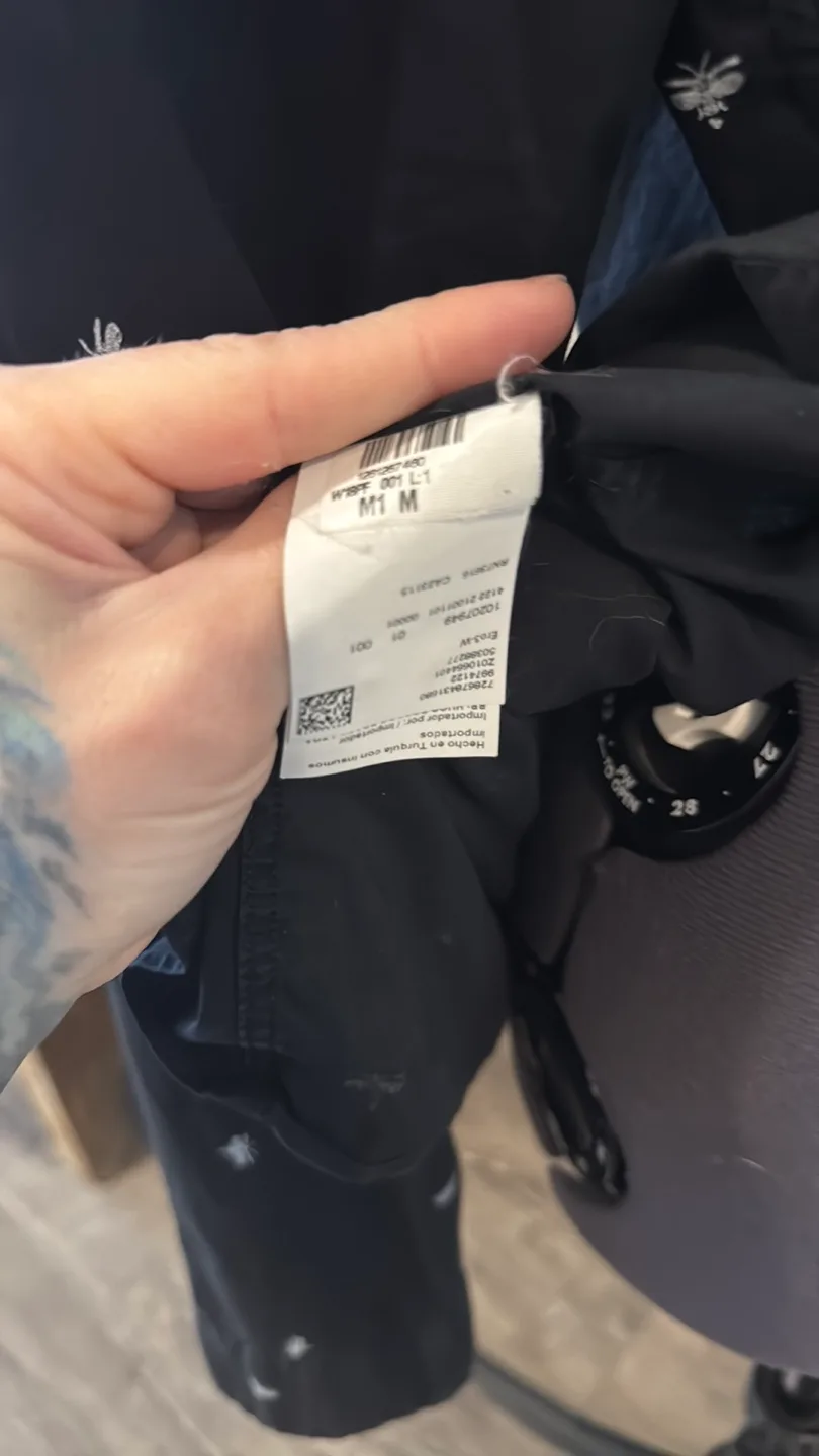 Hugo boss 100% cotton & bee 🐝 embroidery - med image indicator(6)