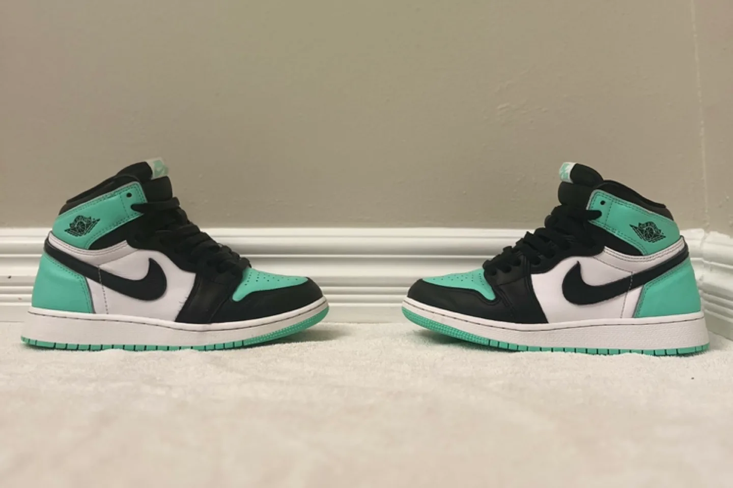 Nike Air Jordan 1 High OG 'Green Glow'. Size 5Y image indicator(2)