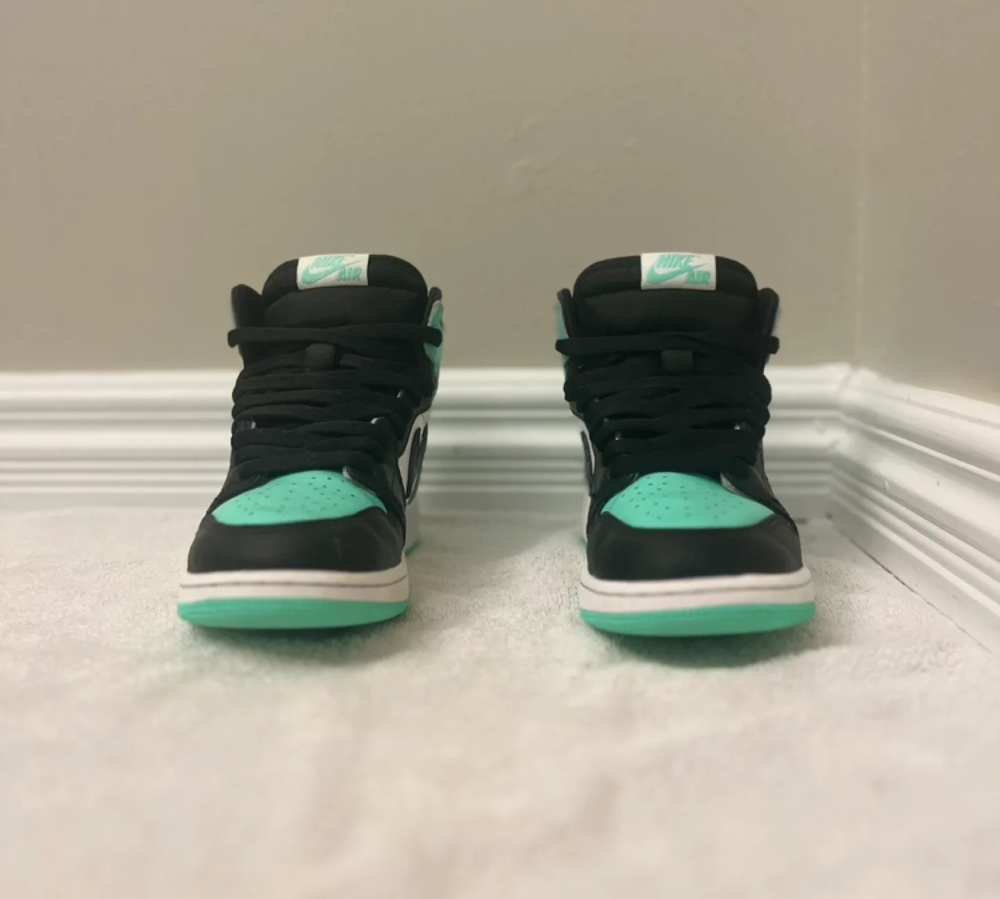 Nike Air Jordan 1 High OG 'Green Glow'. Size 5Y image indicator(4)