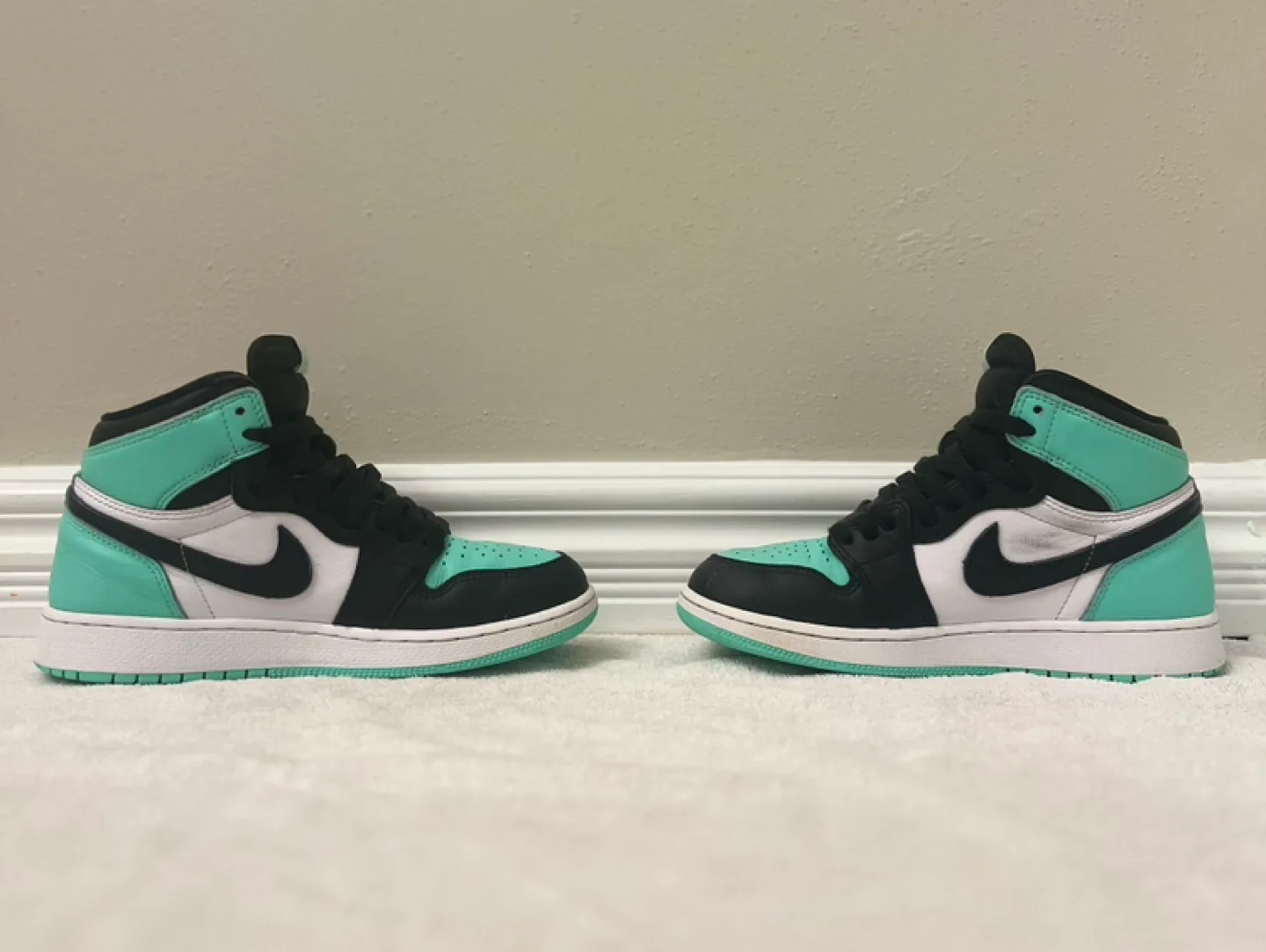 Nike Air Jordan 1 High OG 'Green Glow'. Size 5Y image indicator(3)