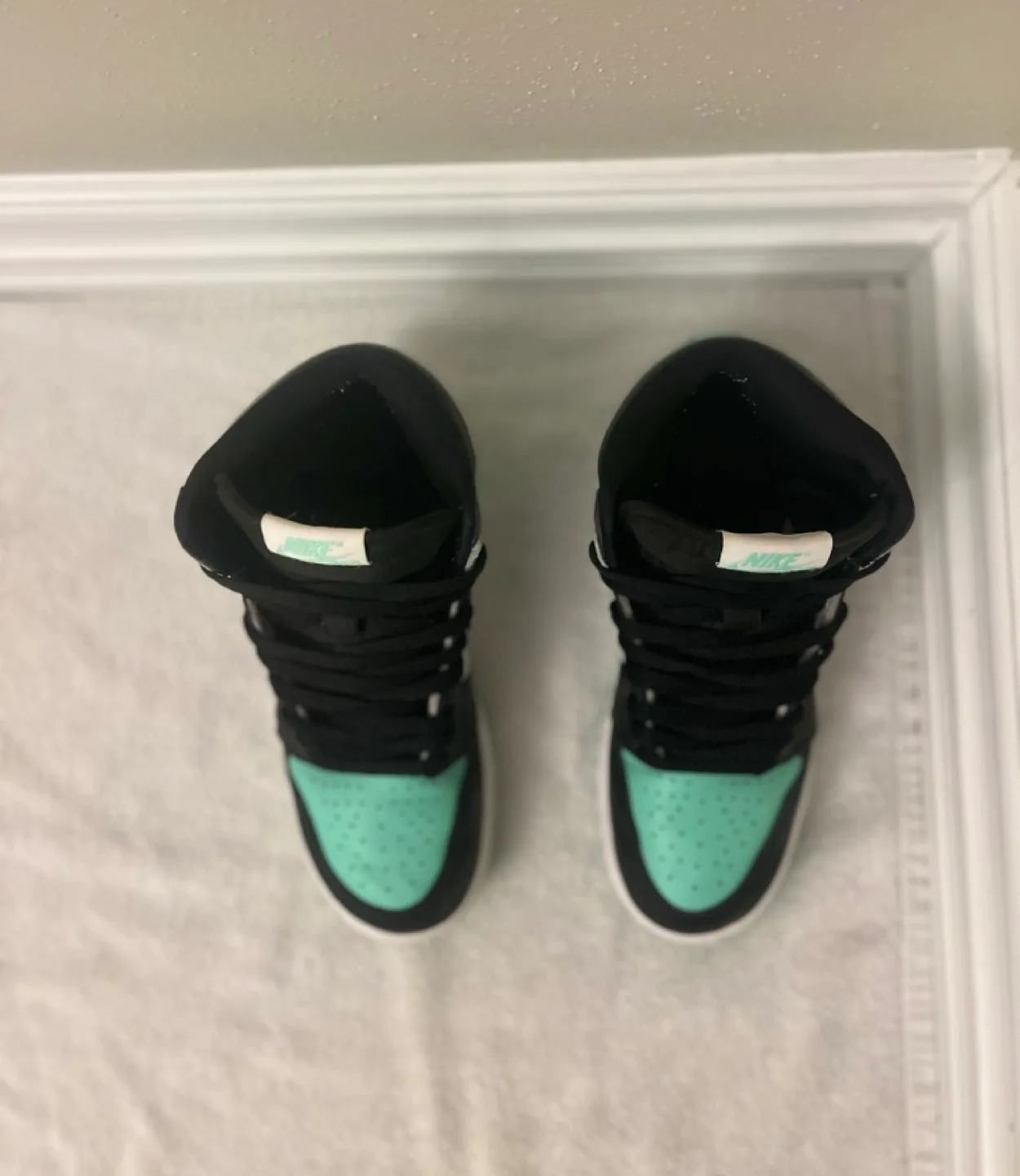 Nike Air Jordan 1 High OG 'Green Glow'. Size 5Y image indicator(6)