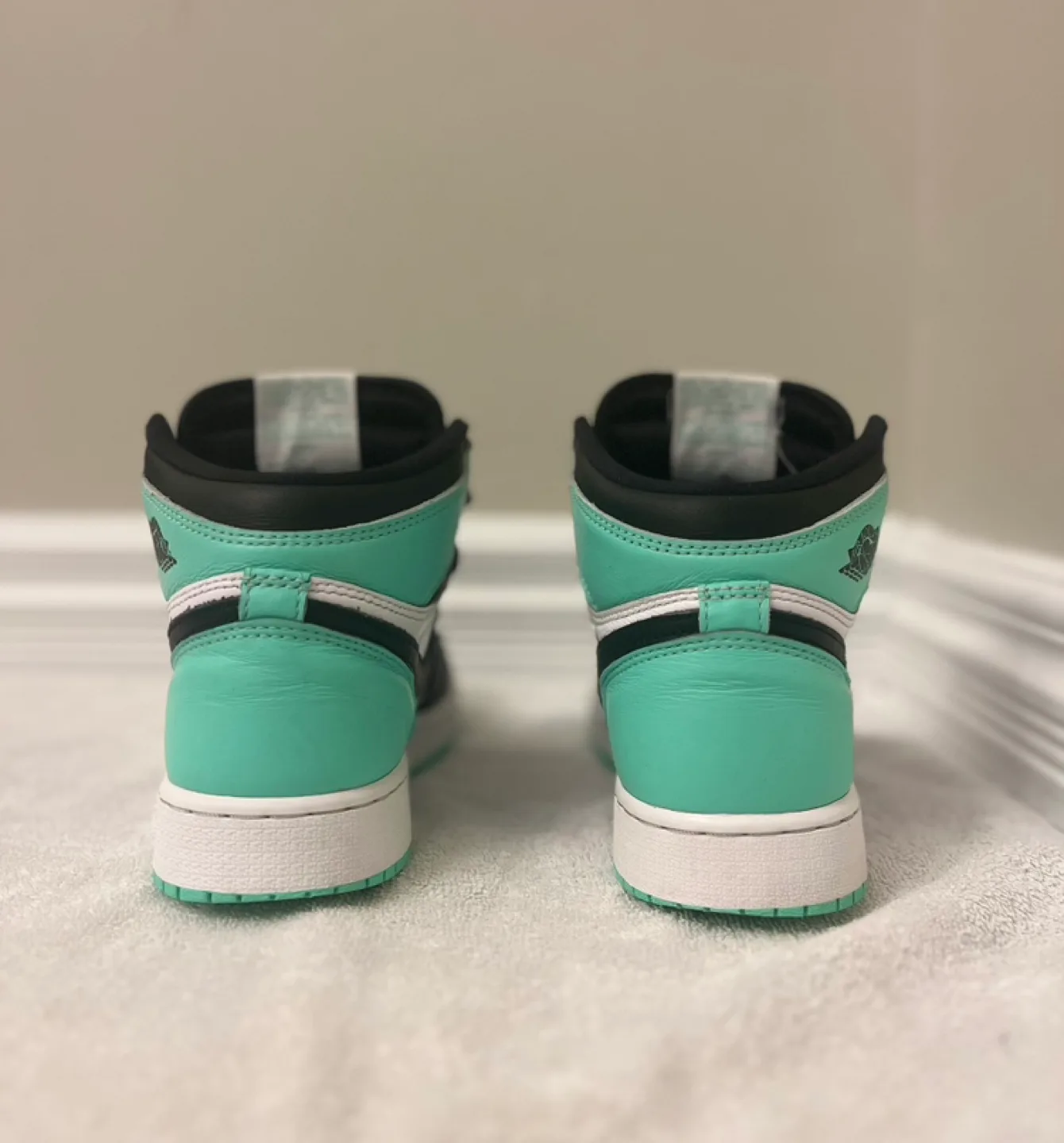 Nike Air Jordan 1 High OG 'Green Glow'. Size 5Y image indicator(5)