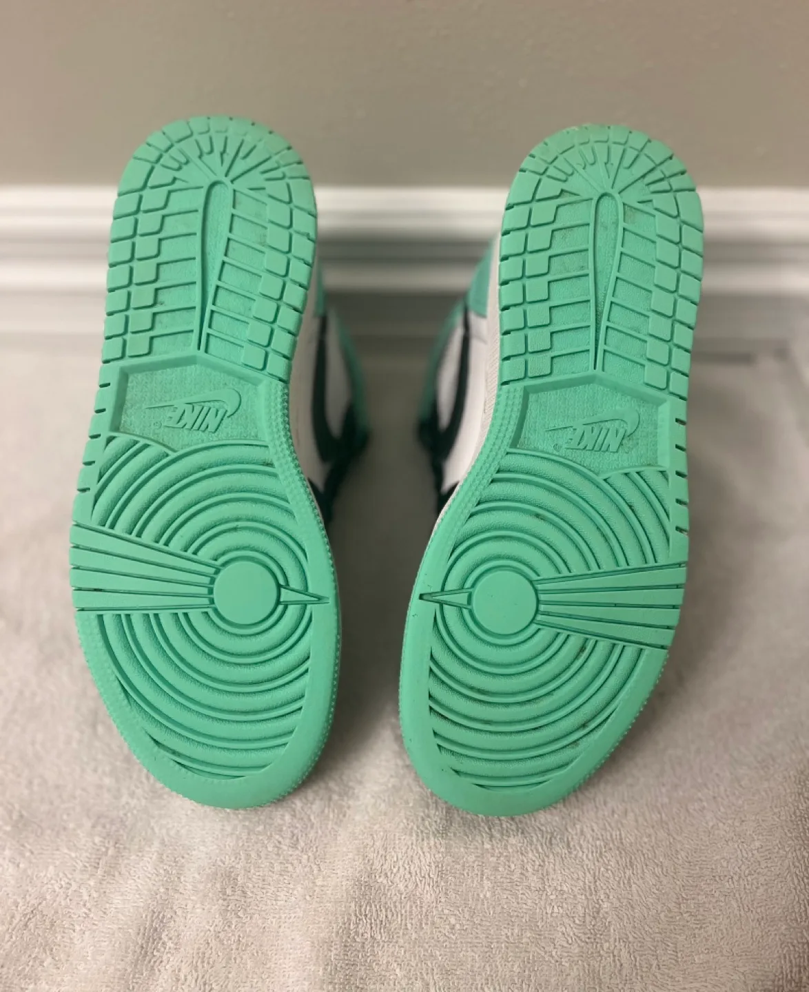 Nike Air Jordan 1 High OG 'Green Glow'. Size 5Y image indicator(7)