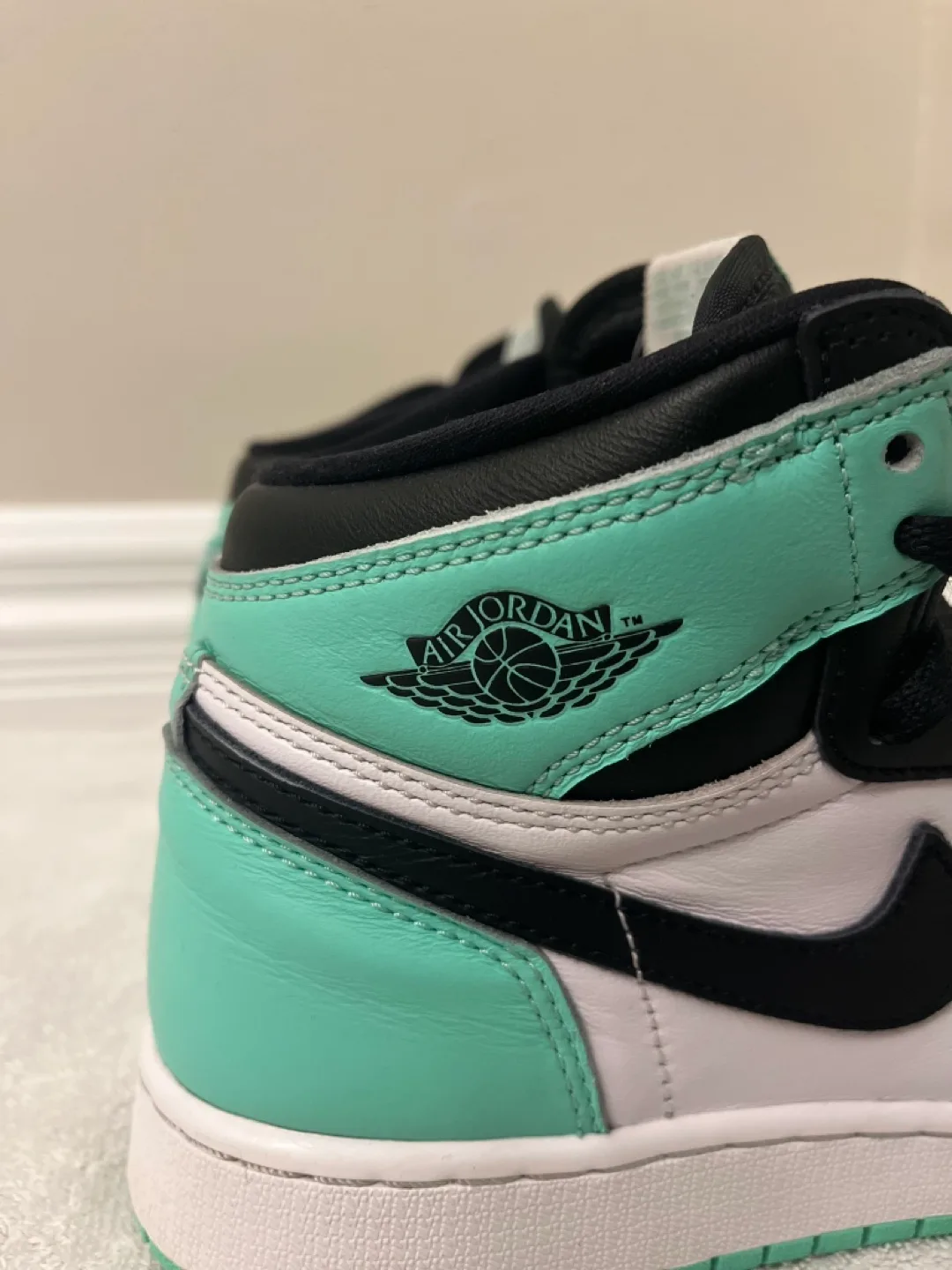 Nike Air Jordan 1 High OG 'Green Glow'. Size 5Y image indicator(8)