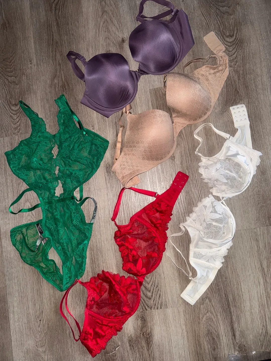 Victoria's Secret Bundle - 4 Bras 1 Piece of Lingerie thumbnail