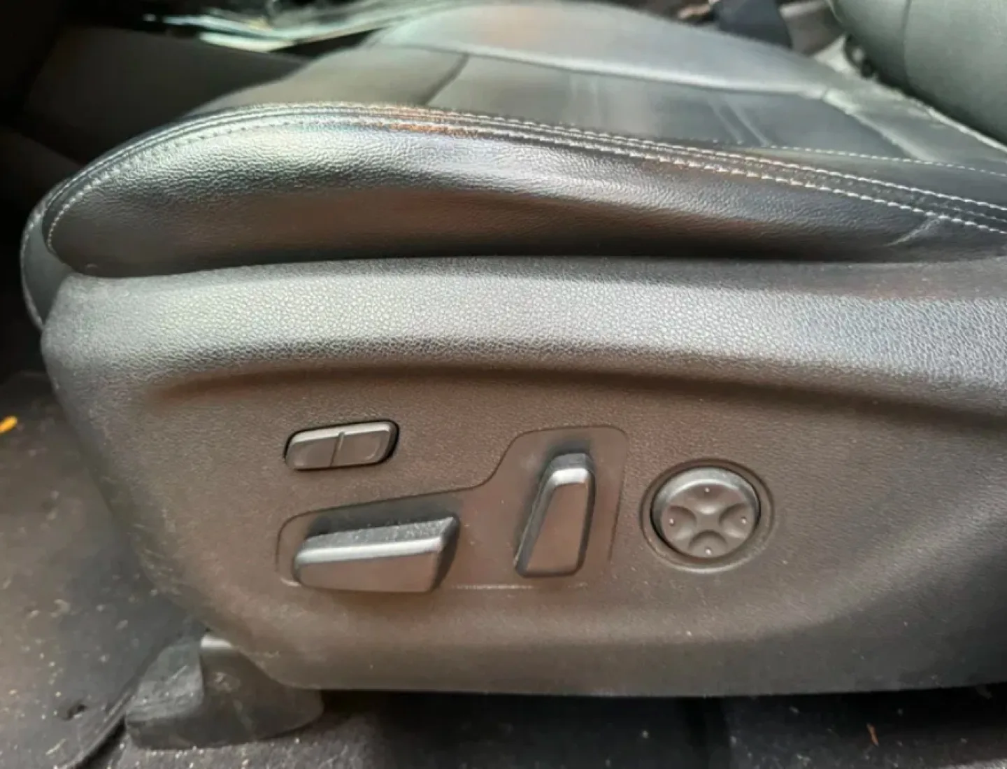 2016 Kia Sorento EX - Silver SUV image indicator(5)