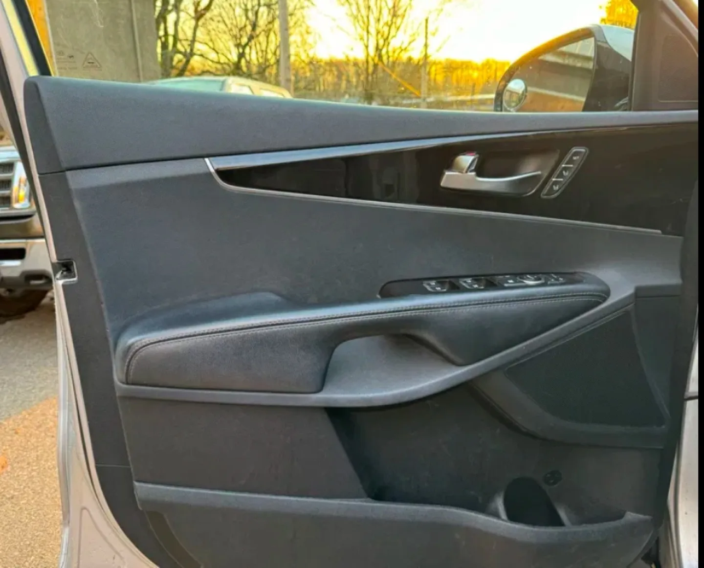 2016 Kia Sorento EX - Silver SUV image indicator(6)