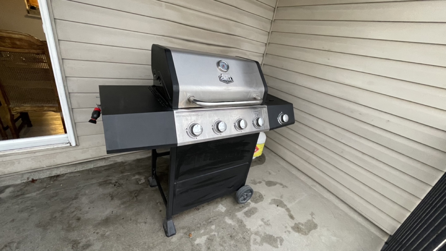 Four-Burner Propane BBQ Grill – Excellent Condition! - photo 2