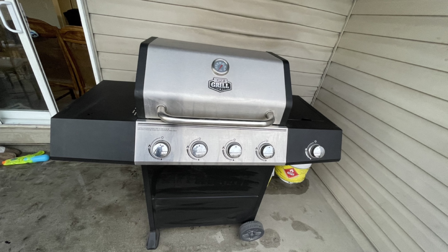 Four-Burner Propane BBQ Grill – Excellent Condition!