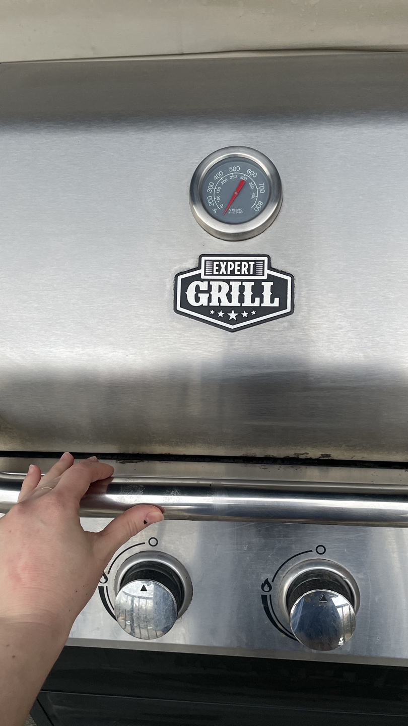 Four-Burner Propane BBQ Grill – Excellent Condition! - photo 4