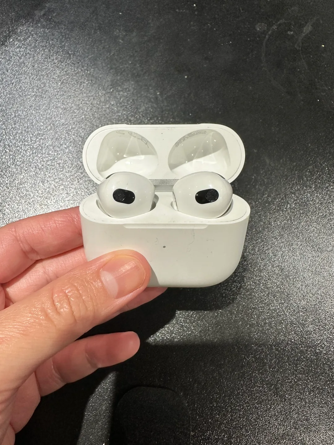 Apple AirPods 3rd Generation image indicator(2)