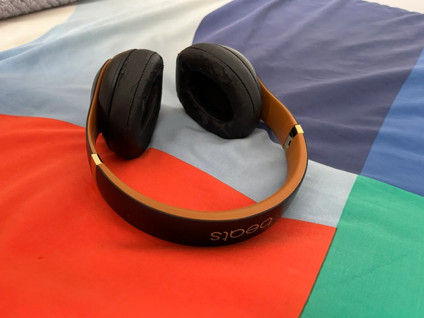 Refurbished Beats Solo3 Wireless Headphones image indicator(6)