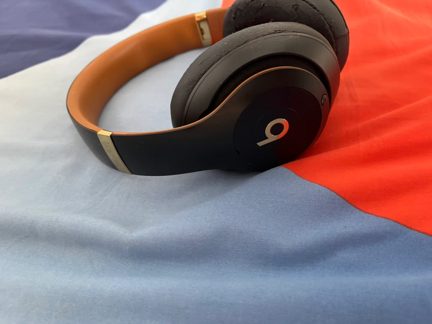 Refurbished Beats Solo3 Wireless Headphones image indicator(2)