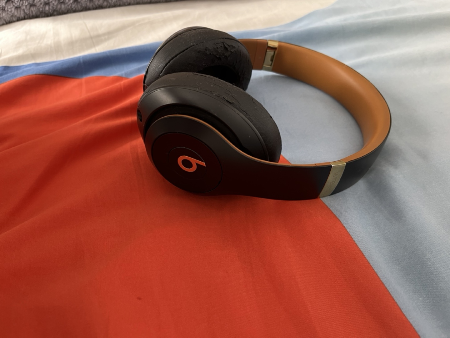 Refurbished Beats Solo3 Wireless Headphones - photo 3