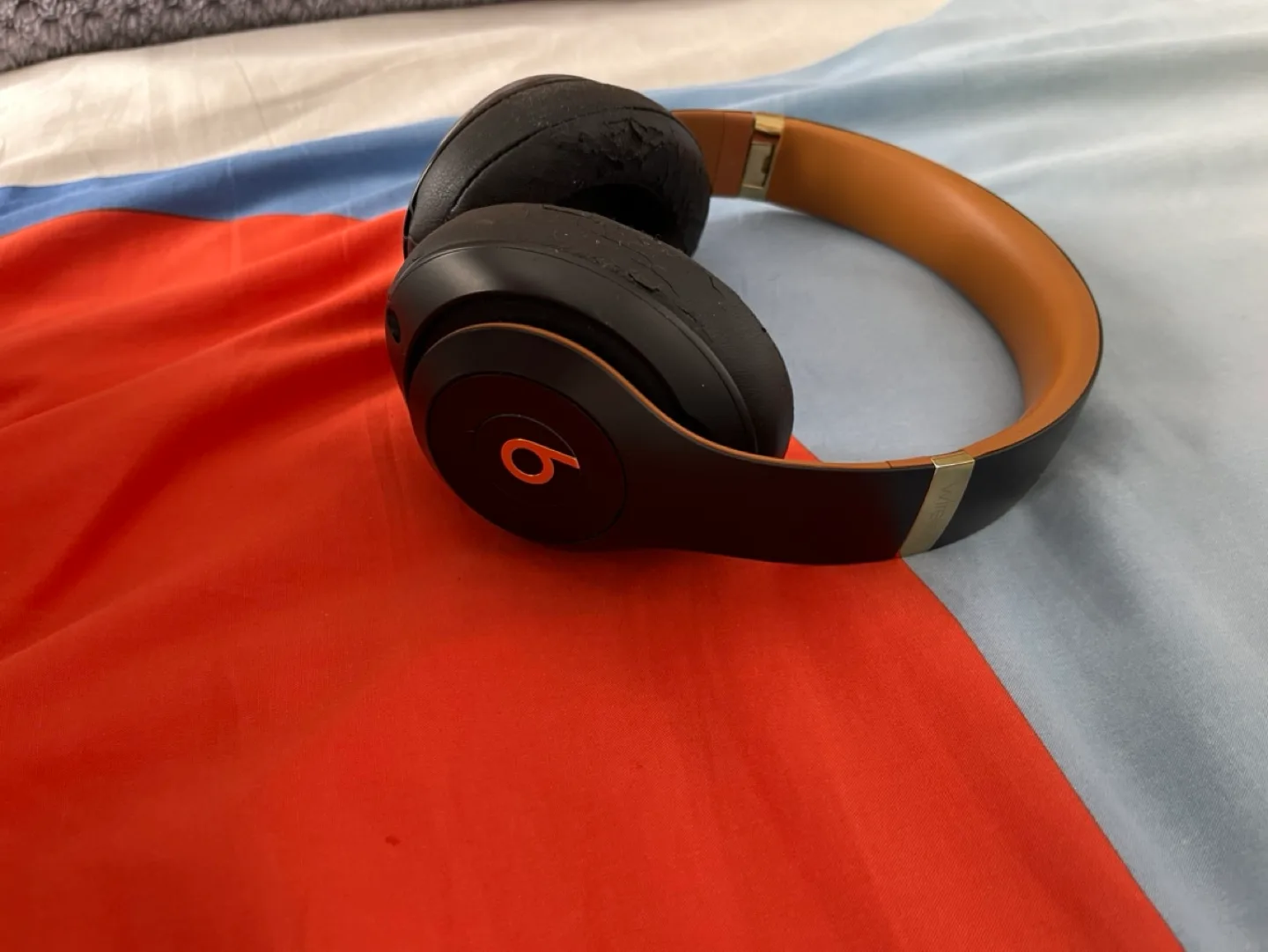 Refurbished Beats Solo3 Wireless Headphones image indicator(3)