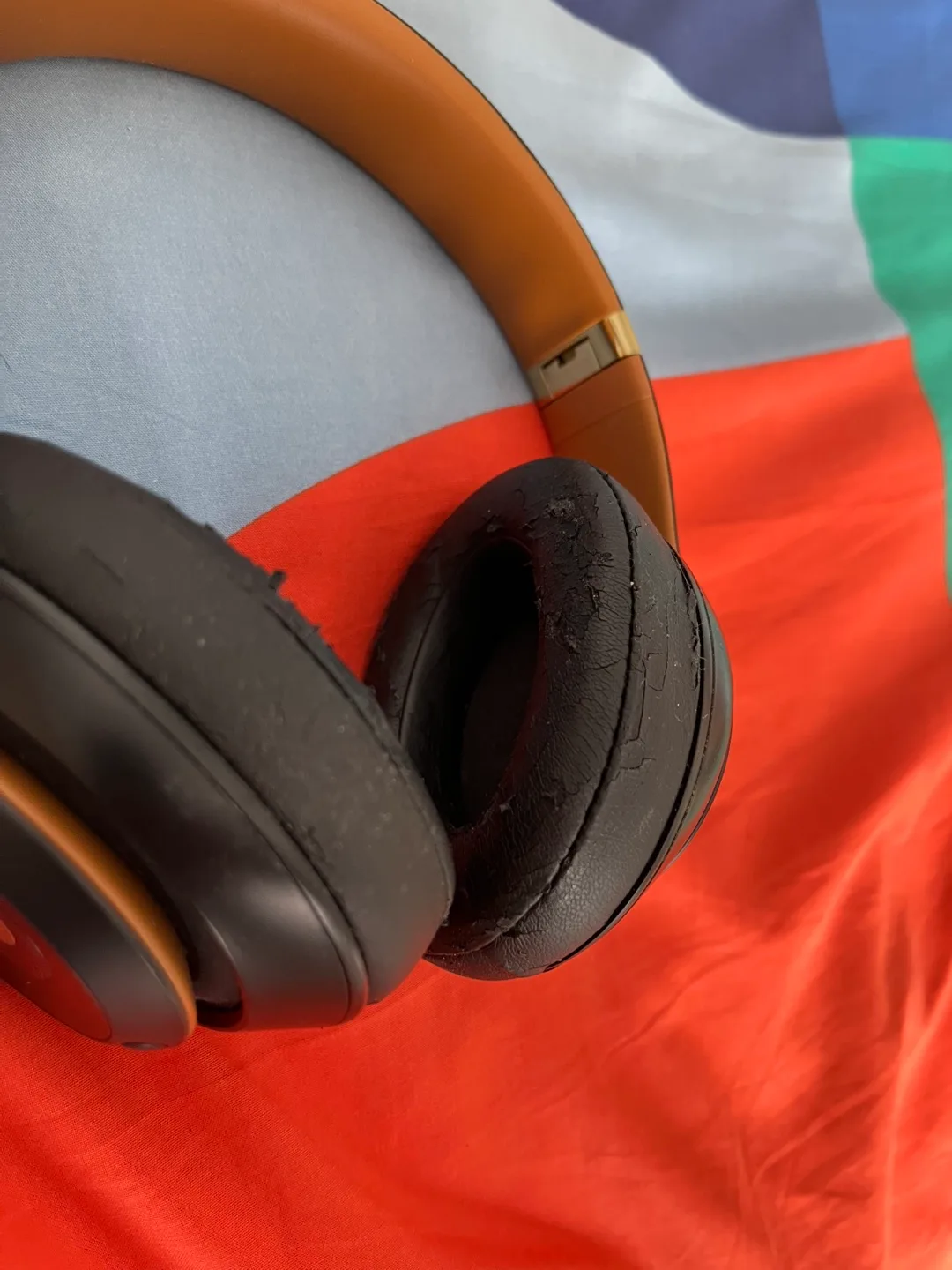 Refurbished Beats Solo3 Wireless Headphones image indicator(5)