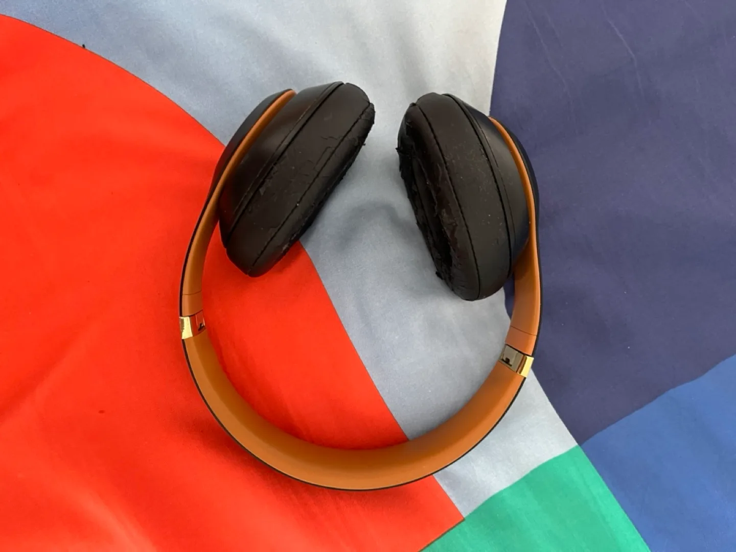 Refurbished Beats Solo3 Wireless Headphones image indicator(7)