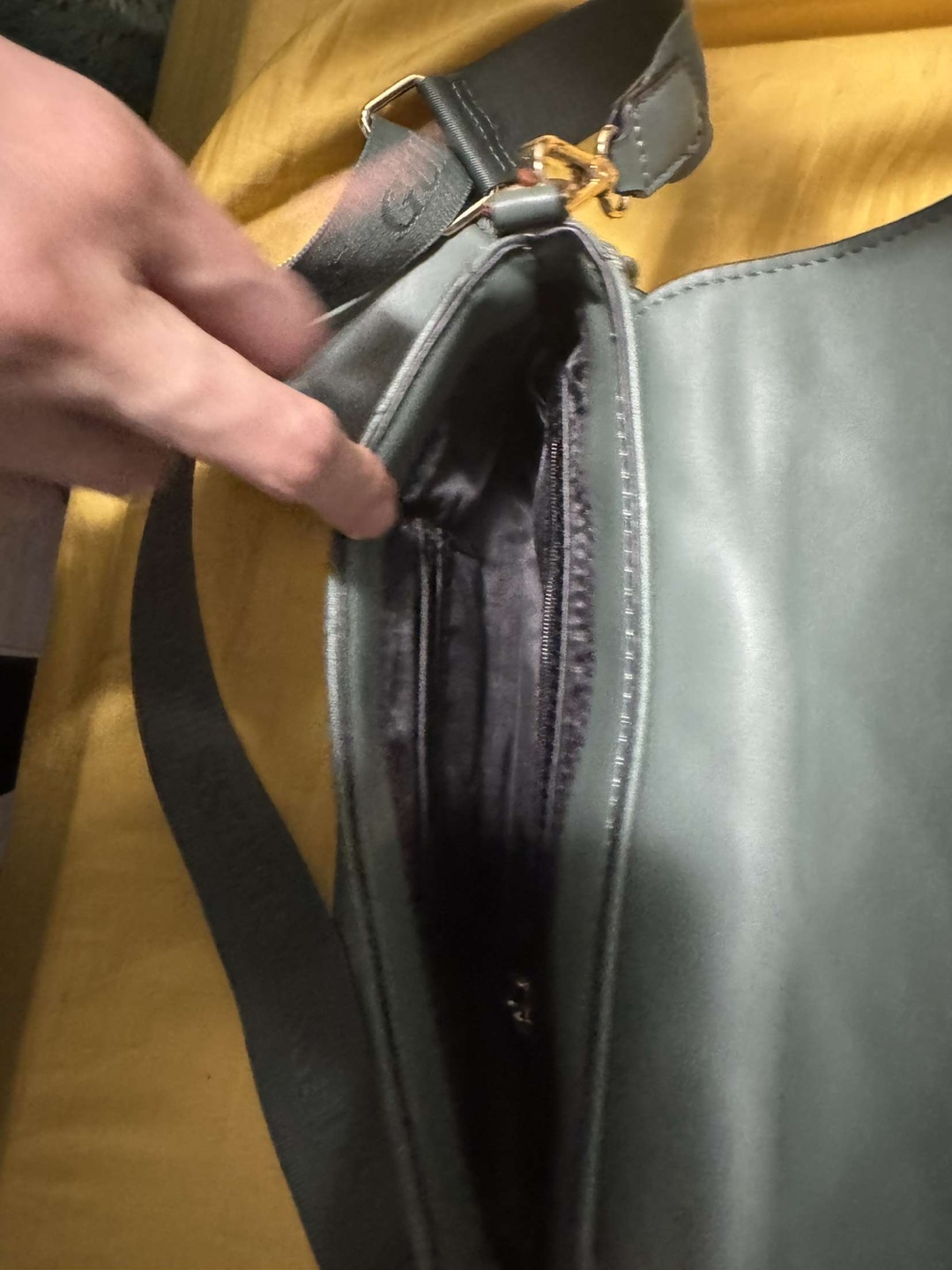 Guess quilted crossbody bag with pouch - photo 3
