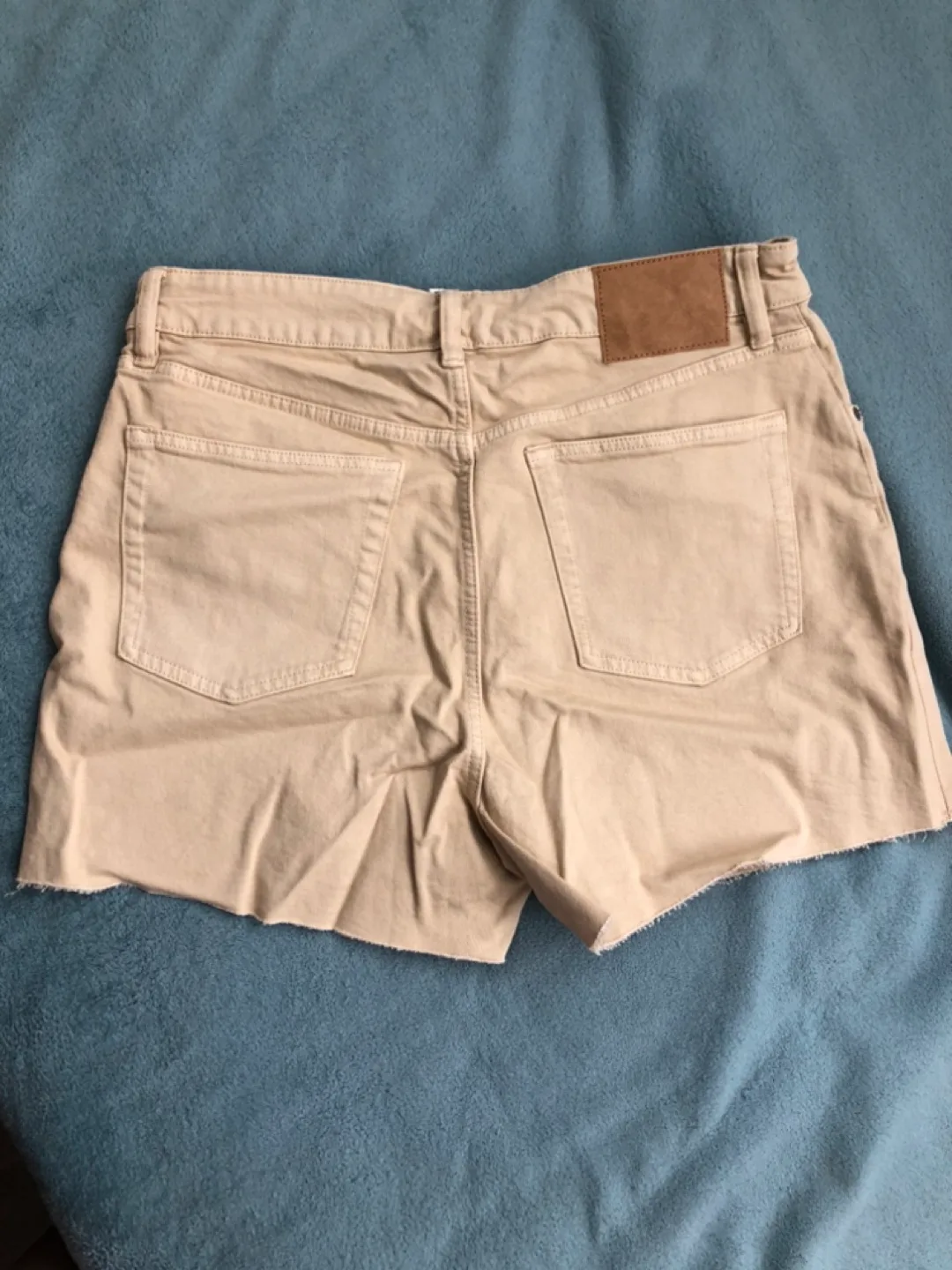H&M Beige Denim Shorts - Size 12 image indicator(2)