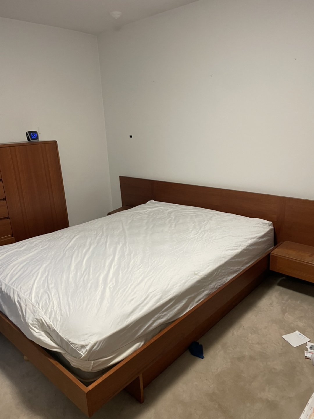 Mid-Century Modern queen Size Platform Bed Frame with Nightstand