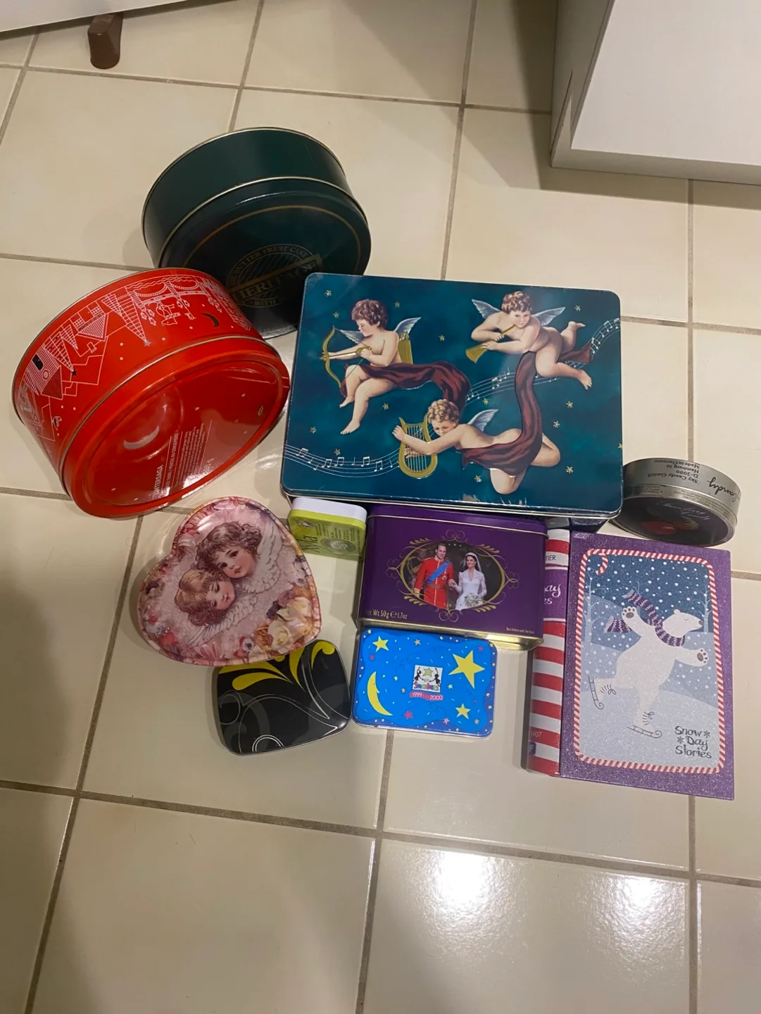 Collection of 10 Vintage Decorative Tins image indicator(2)