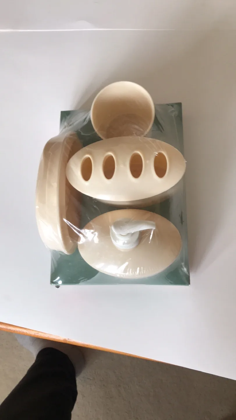 Rubbermaid Elegance Bath Set - New in Box image indicator(2)