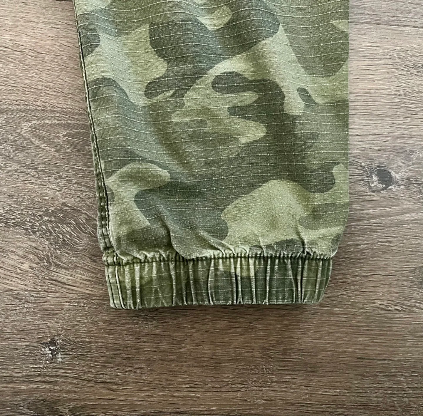 Old Navy Men's Camo Cargo Joggers - Size Small image indicator(4)