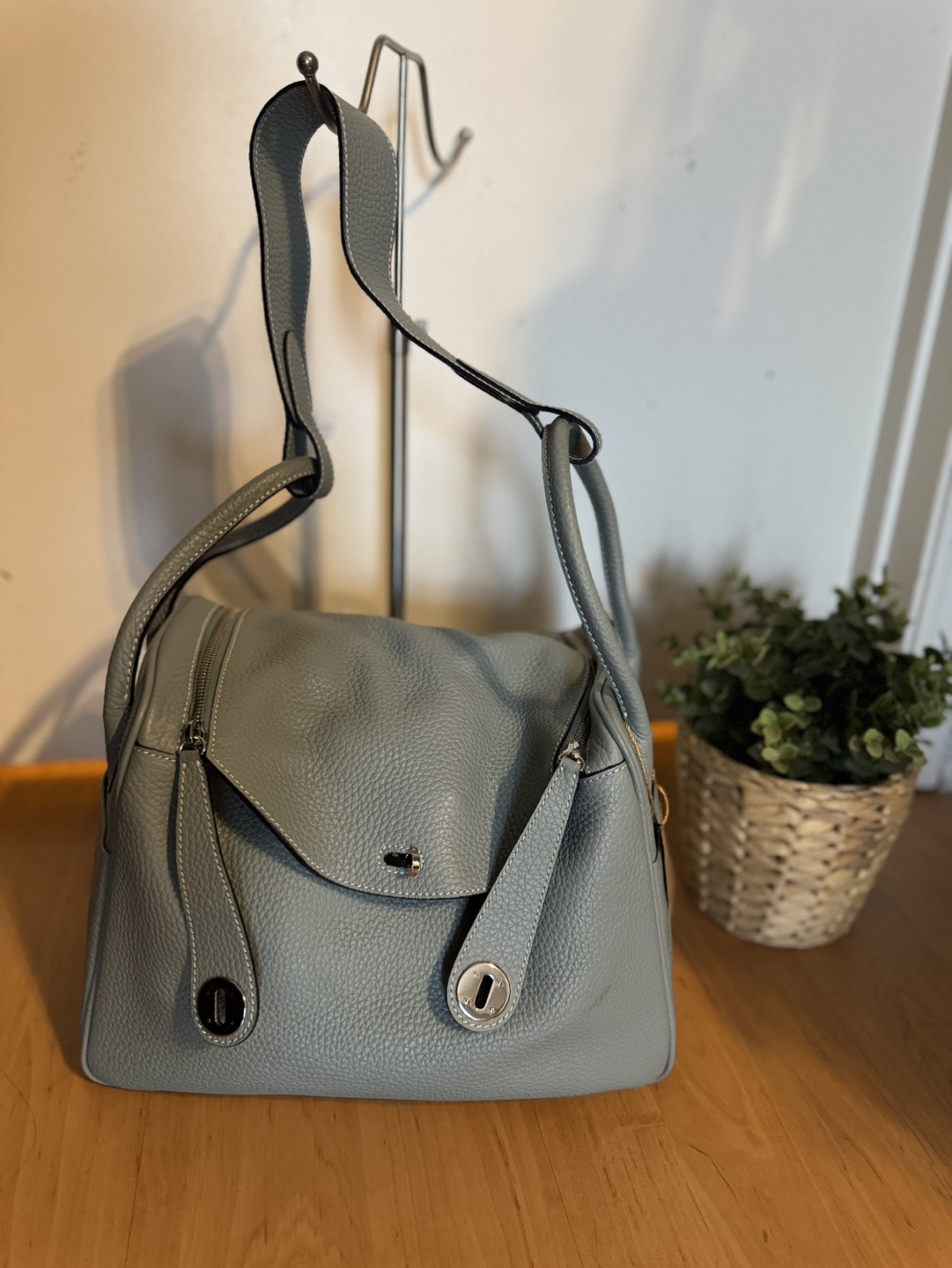 Grey Leather Shoulder Lindy bag new