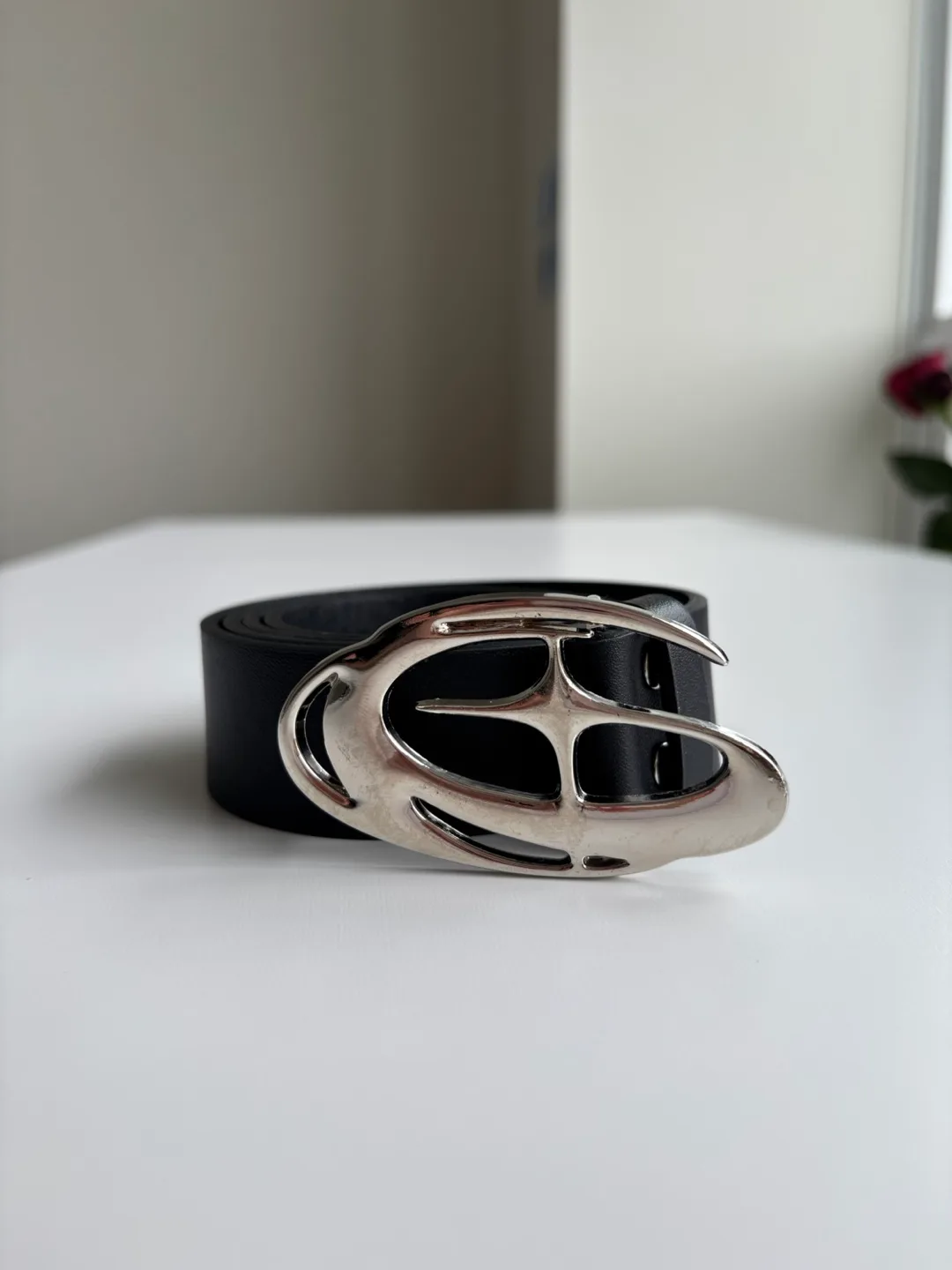 Black Leather Belt with Unique Buckle image indicator(2)