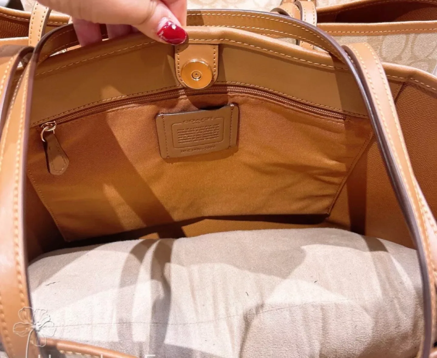 Coach Tote Bag - Signature Canvas image indicator(6)