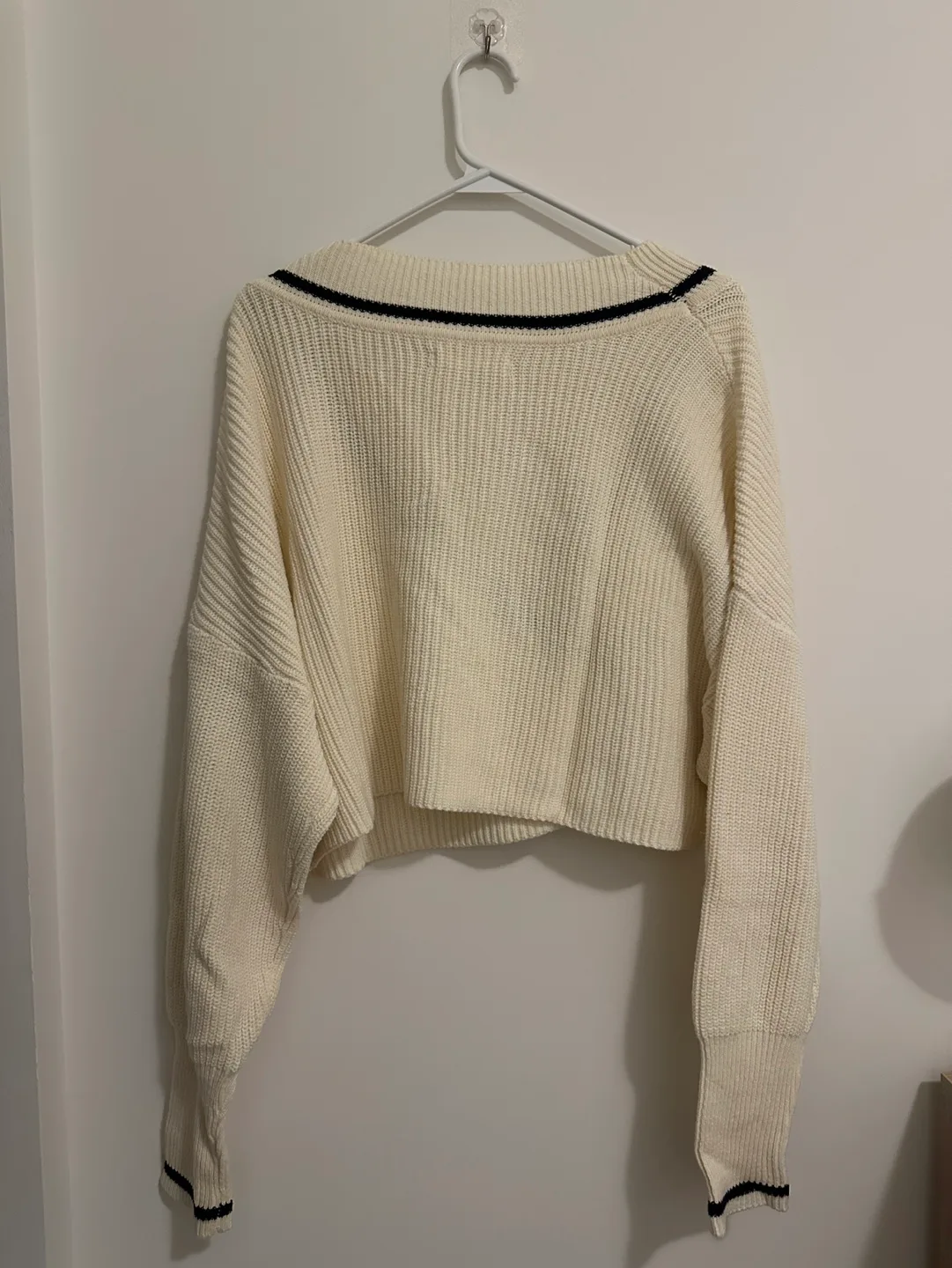 OAK + FORT Cream-coloured cropped cardigan with navy trim image indicator(2)