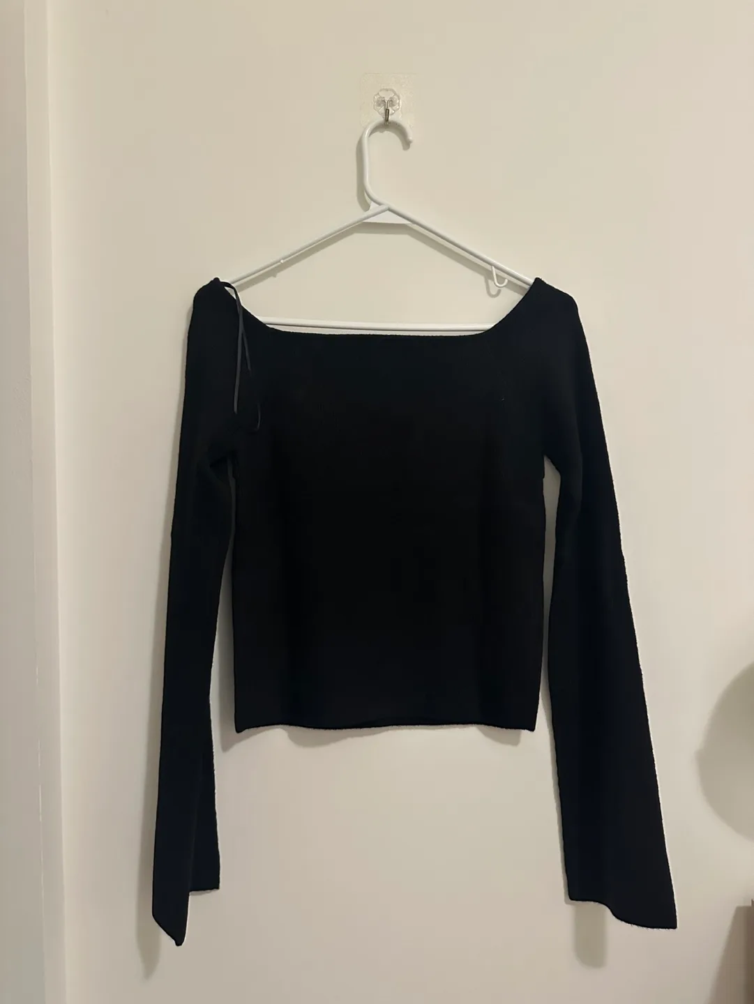 OAK + FORT Black off-the-shoulder long sleeve crop top image indicator(2)
