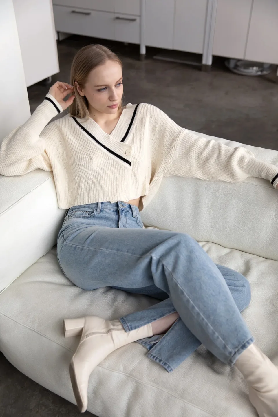 OAK + FORT Cream-coloured cropped cardigan with navy trim image indicator(4)