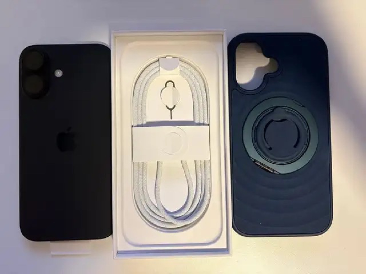 iPhone 16 black unlocked 256GB + case - photo 3