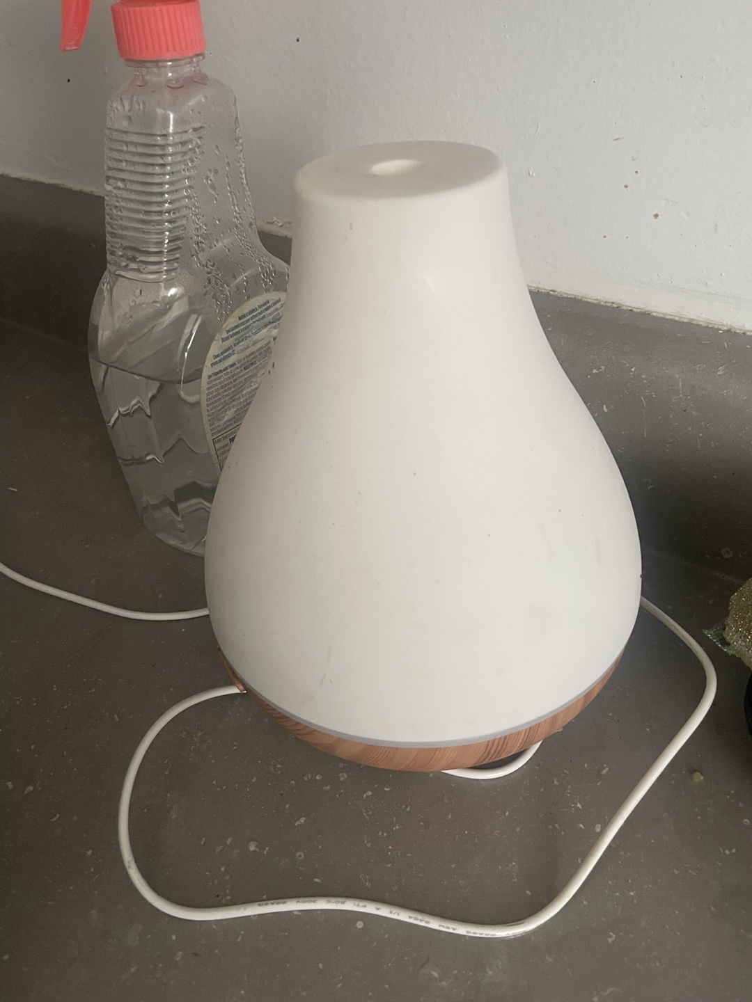 White and wood grain essential oil diffuser