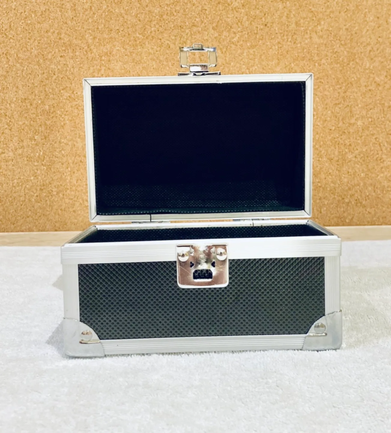 Portable Aluminum Carry Case image indicator(4)