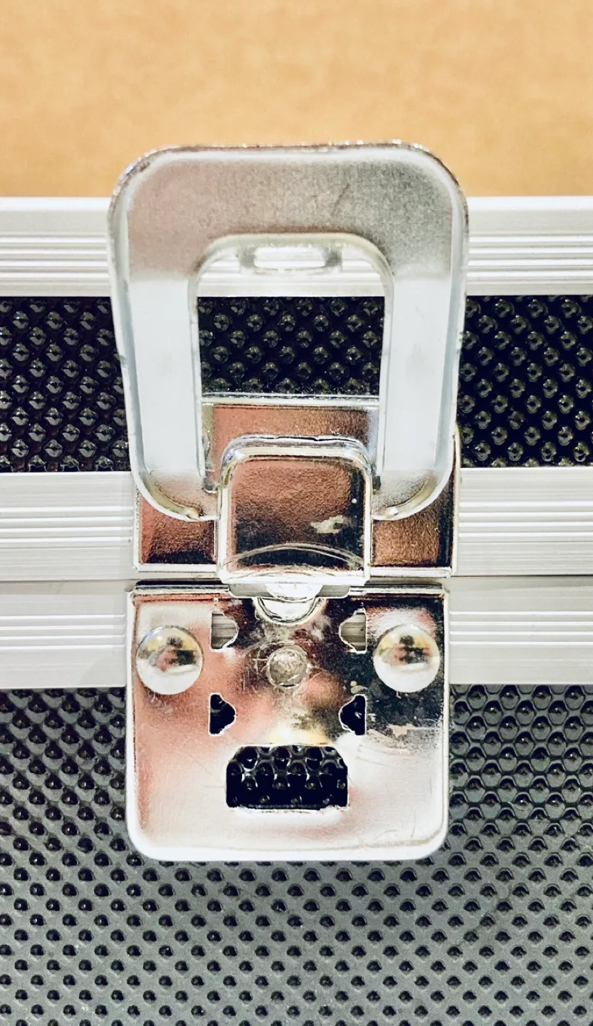 Portable Aluminum Carry Case image indicator(10)