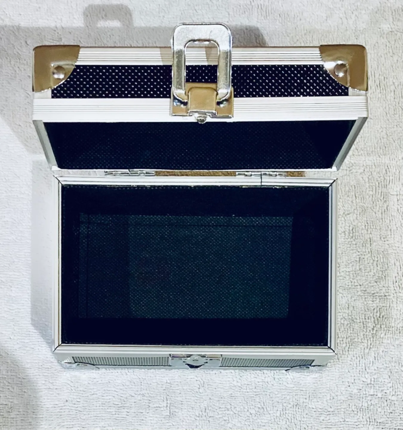 Portable Aluminum Carry Case image indicator(7)