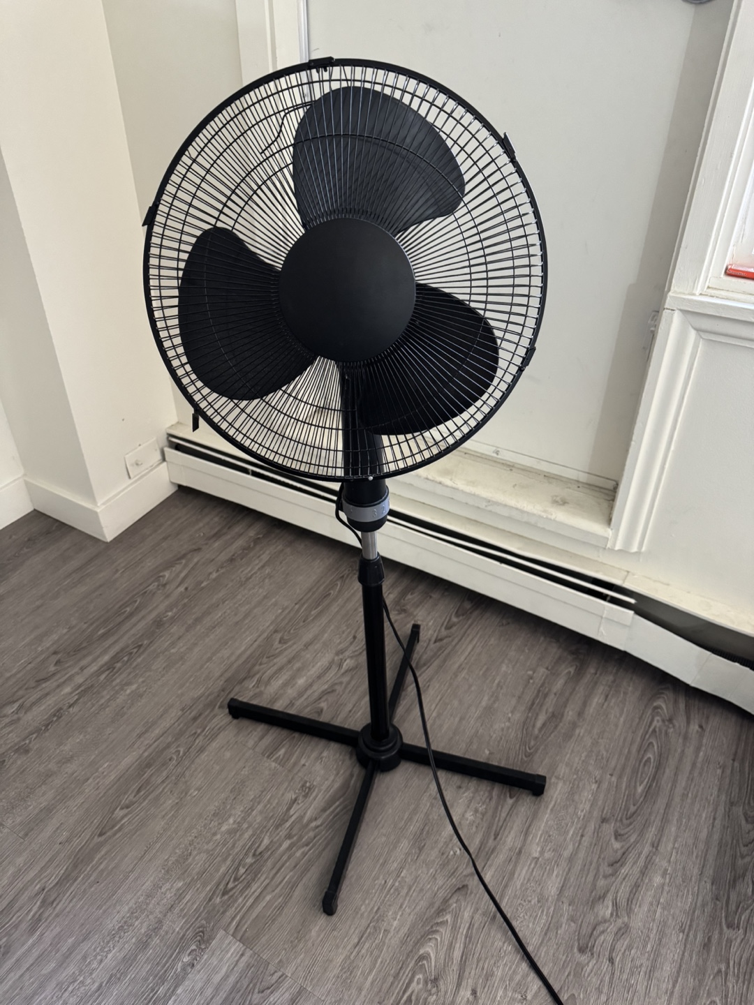 Black pedestal fan - photo 2