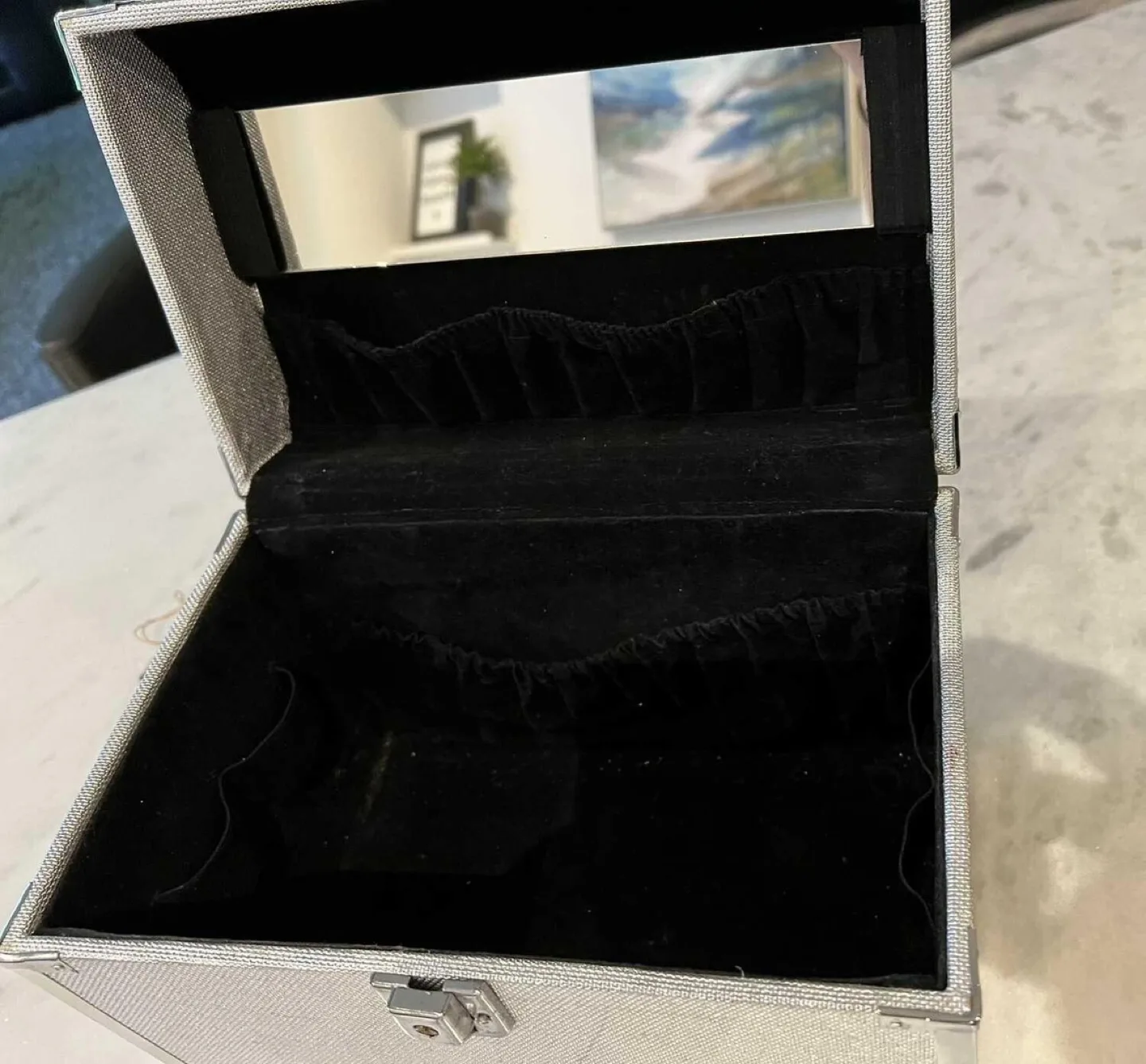 Silver Glitter Cosmetic Train Case with Mirror and Key image indicator(4)