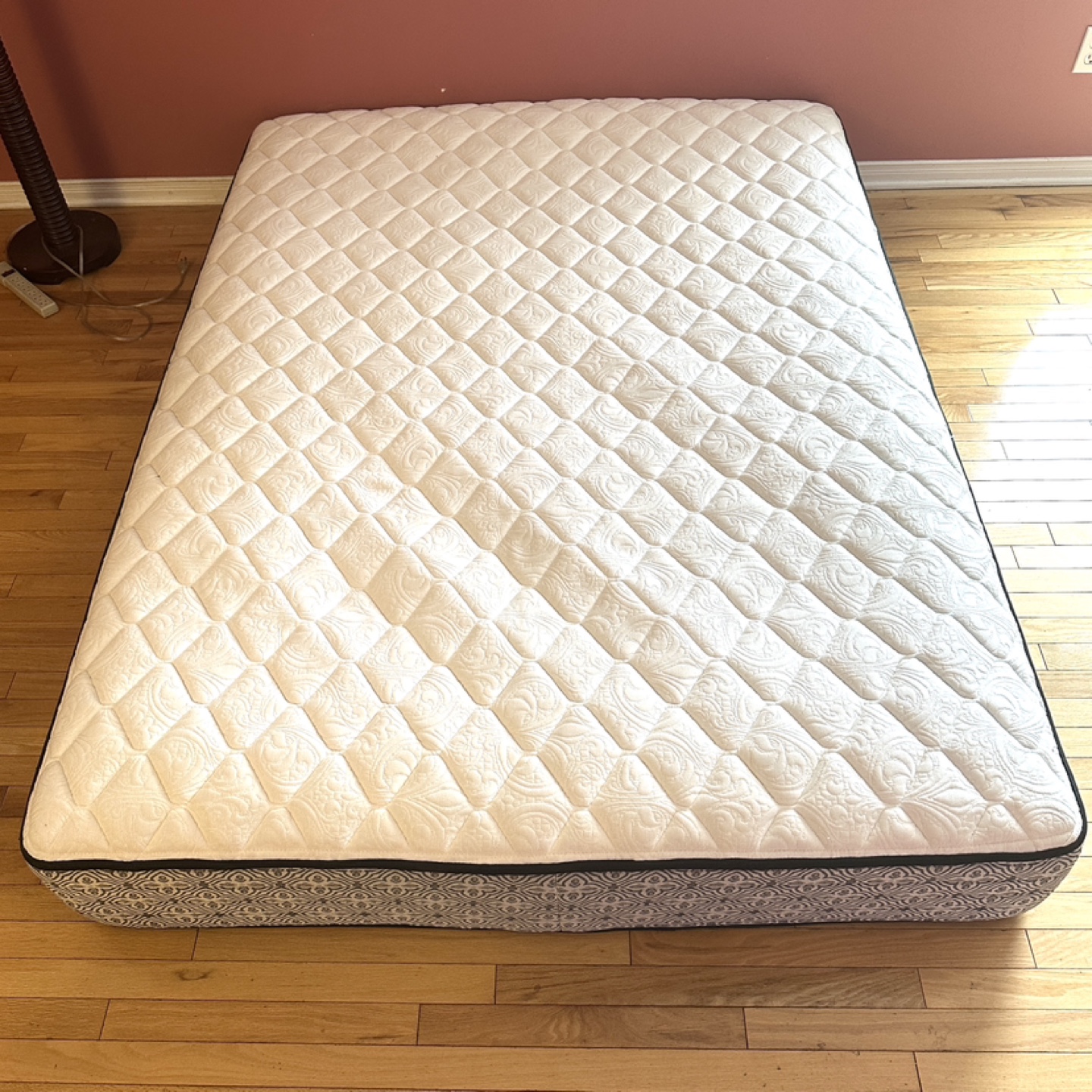 Full Size Pillow Top Mattress is Great Condition! (CAN DELIVER)