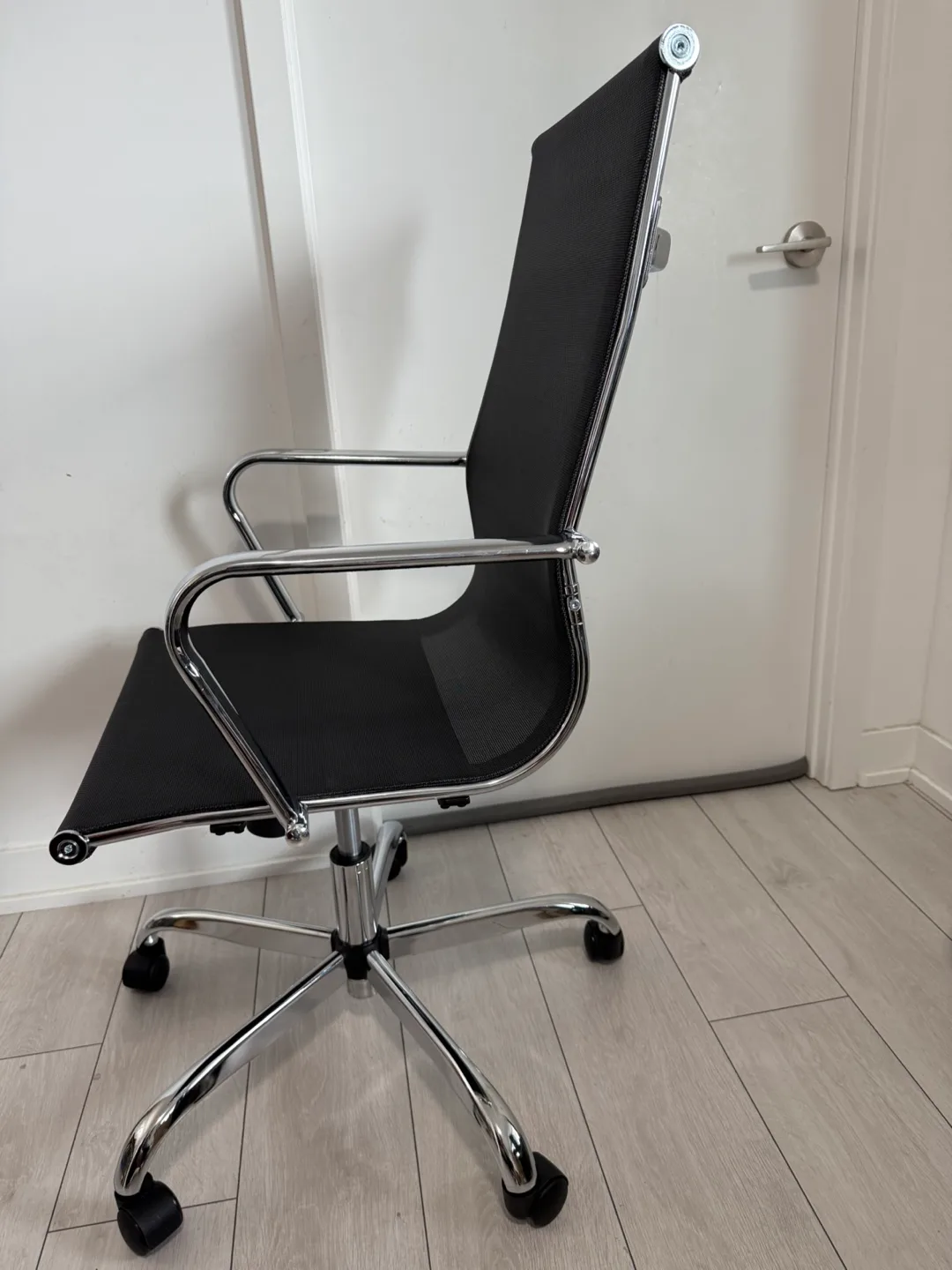 Black Mesh Office Chair with Chrome Base image indicator(2)