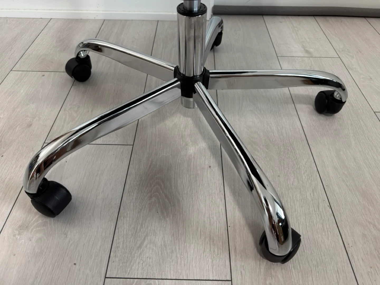 Black Mesh Office Chair with Chrome Base image indicator(6)