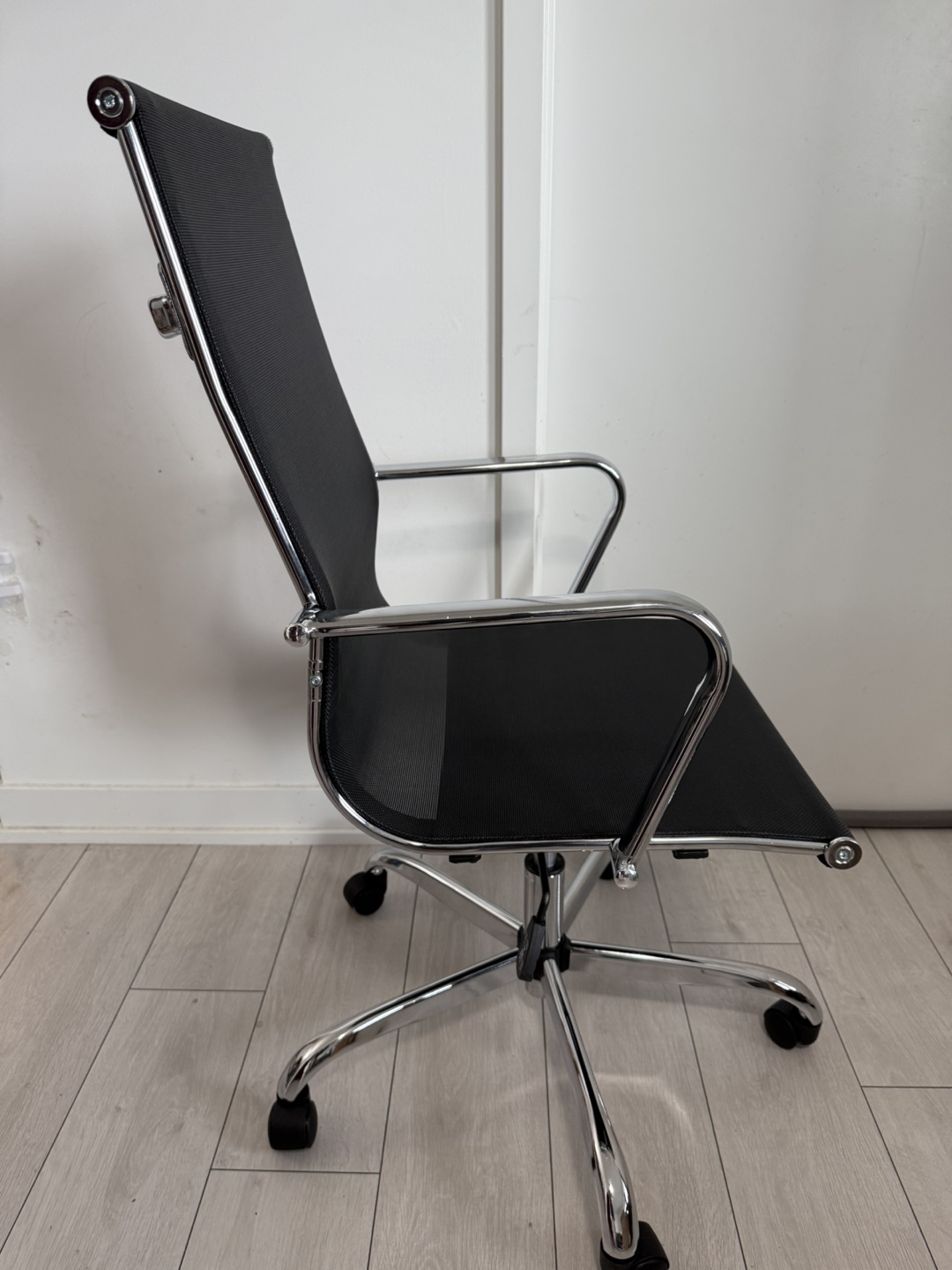 Black Mesh Office Chair with Chrome Base - photo 3